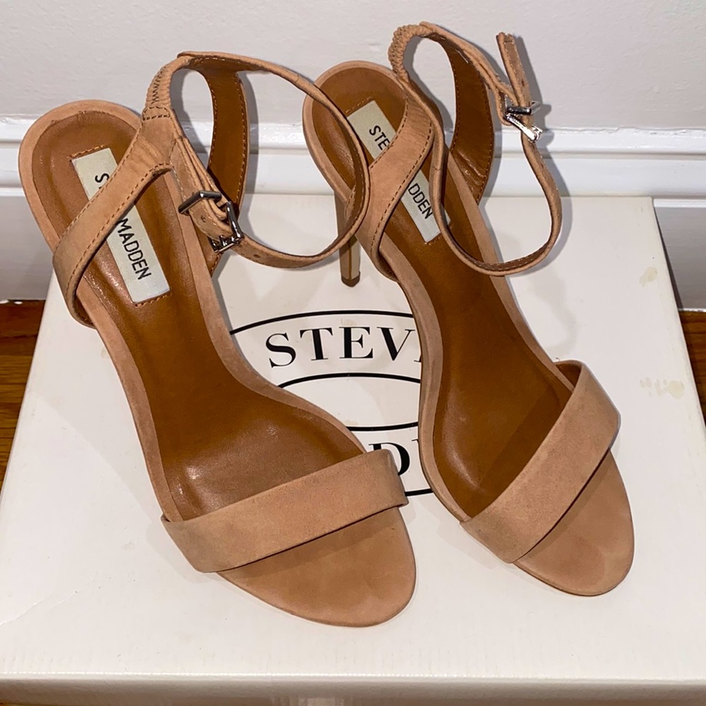 LANDEN ANKLE STRAP SANDAL IN TAN NUBUCK
